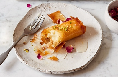 Crispy cream-filled rolls (Znud al sit)