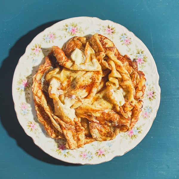 Crispy crepes with dark maple syrup
