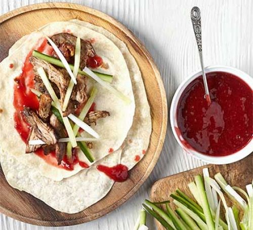 Crispy duck with pancakes 