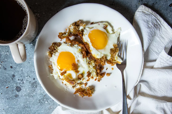 Crispy eggs fried in bread crumbs