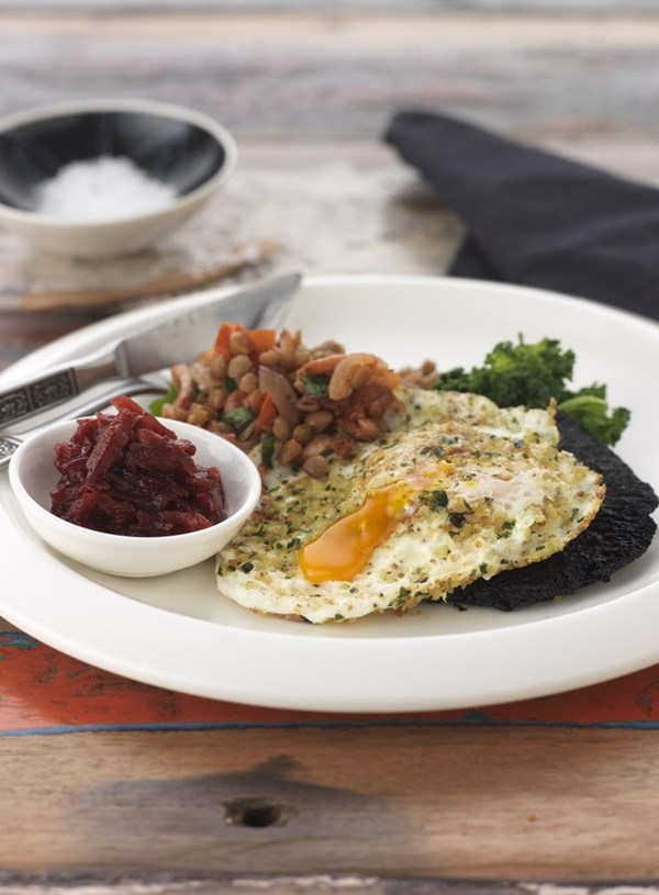 Crispy eggs with bacon and lentils