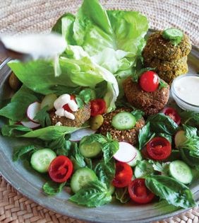 Crispy falafel with garlicky tahini sauce (Falafel-e Abadini)