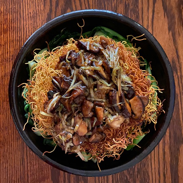 Crispy fried noodle pillow (Sūhuì liăngmiànhuáng / 素燴兩面黃)
