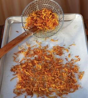 Crispy fried onions (Piaz dagh-e chipsi)