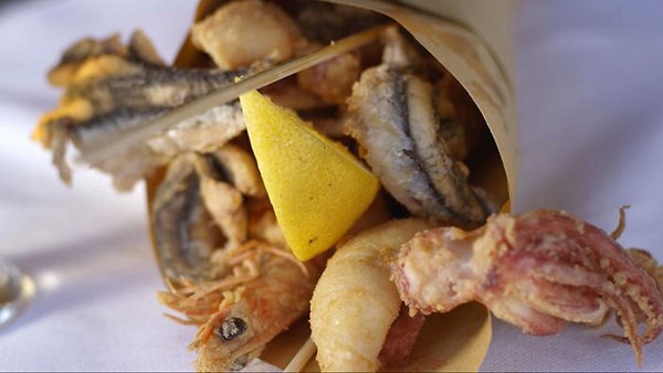 Crispy fried prawns and calamari (Fritto misto)