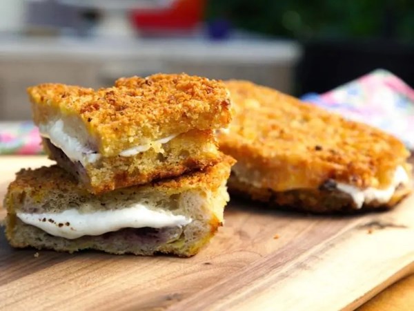 Crispy grilled cheese with mozzarella, mushrooms and blueberry jam