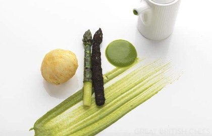 Crispy hen's egg and asparagus soup