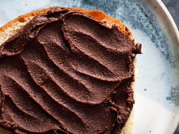 Crispy homemade chocolate hazelnut spread (Nutella)