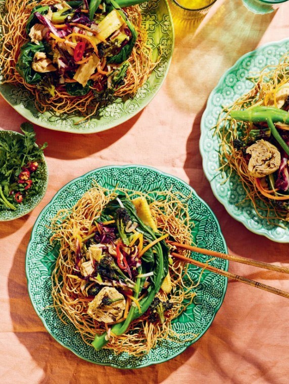 Crispy noodles with all the broccoli (Mì xào dòn)