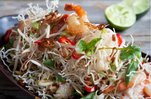Crispy noodles with prawn and crab (Mee krob)