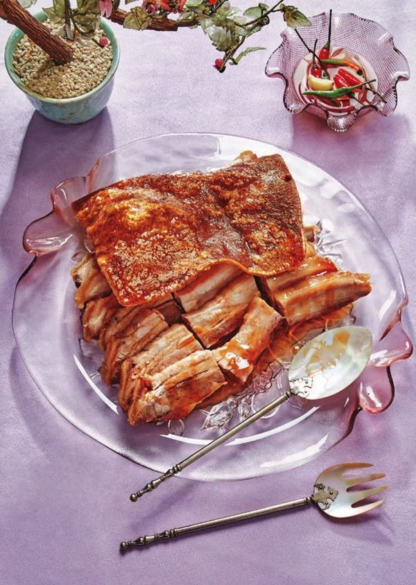 Crispy oven-roasted pork belly (Pork bellychon)