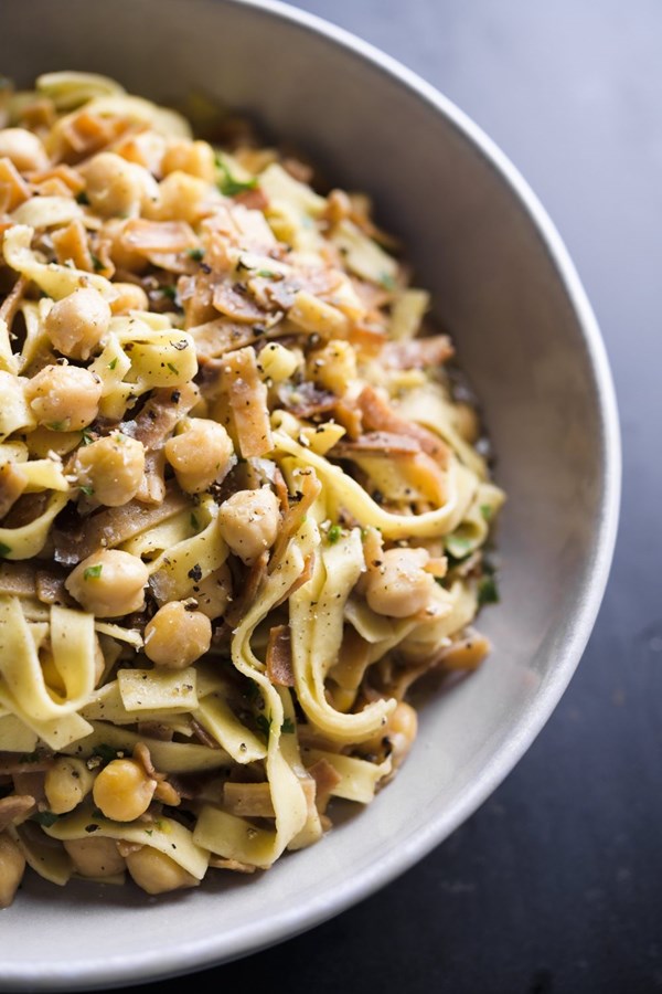 Crispy pasta with chickpeas, lemon and parsley