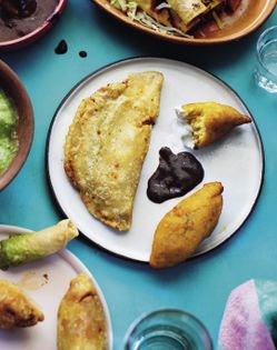 Crispy plantain rolls stuffed with black beans (Molotes de plátano)
