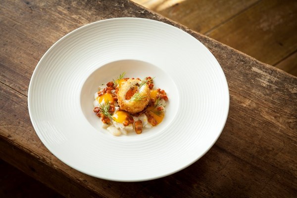  Crispy poached egg with chorizo jam and raw scallops