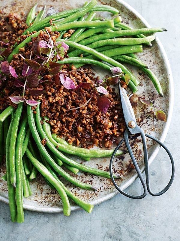 Crispy pork and chilli mince with snake beans