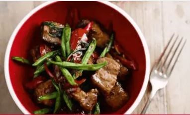 Crispy pork with kra prow sauce (Pad kra prow moo)