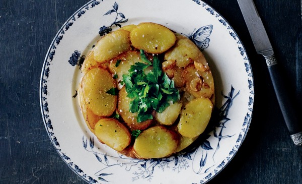 Crispy potato cake with garlic and parsley