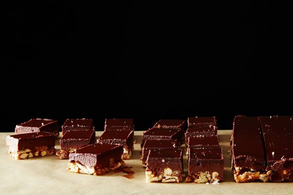Crispy pretzel-peanut bars
