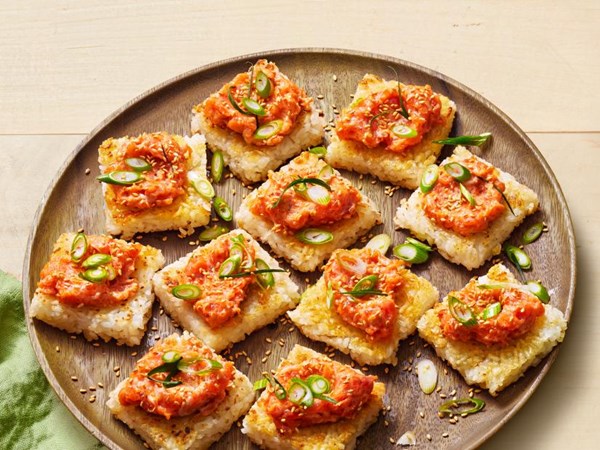 Crispy rice cakes with salmon and donkey sauce
