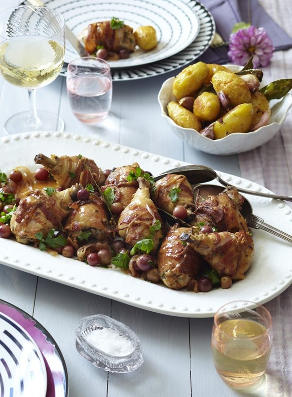 Crispy roast potatoes with bay leaves and garlic