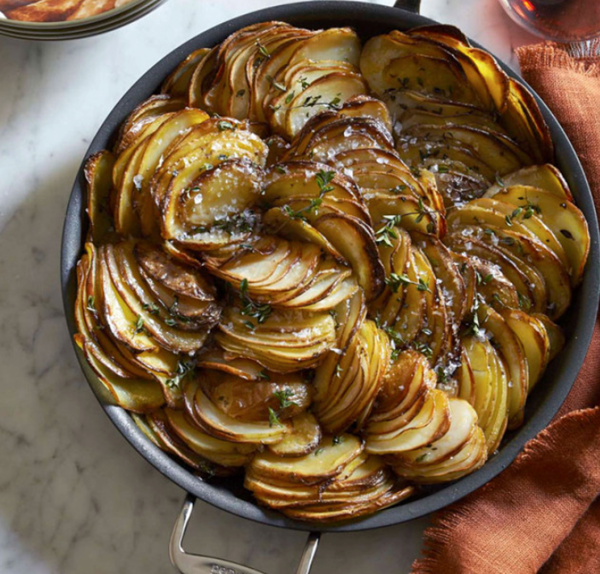 Crispy roasted potatoes with thyme