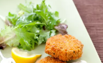 Crispy salmon cakes with sweet and tangy tartar sauce