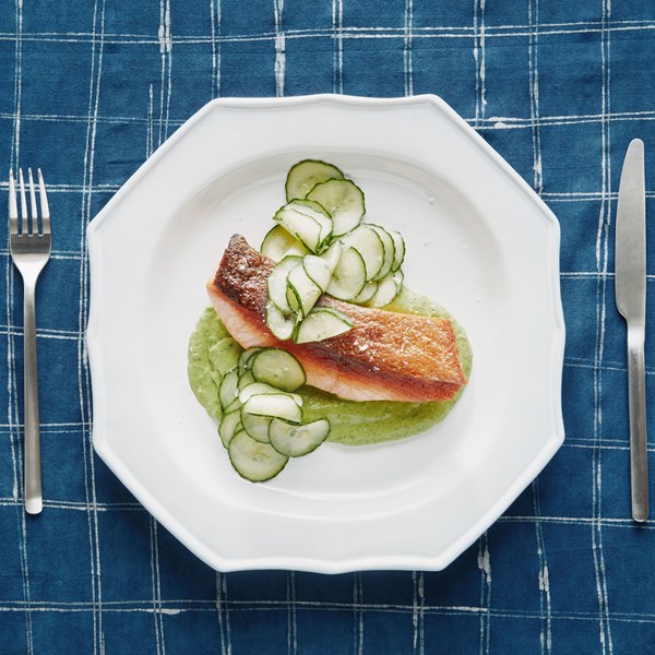 Crispy salmon with avocado sauce