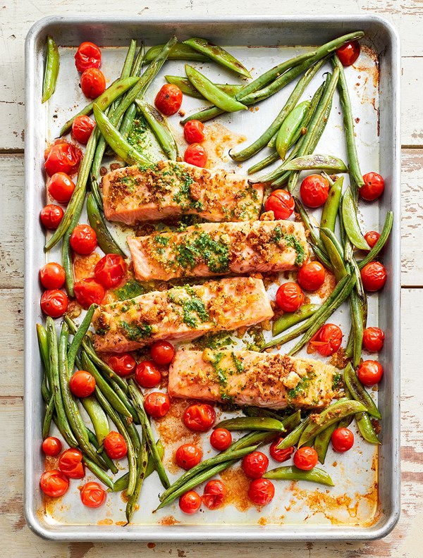 Crispy salmon with veggies and pesto