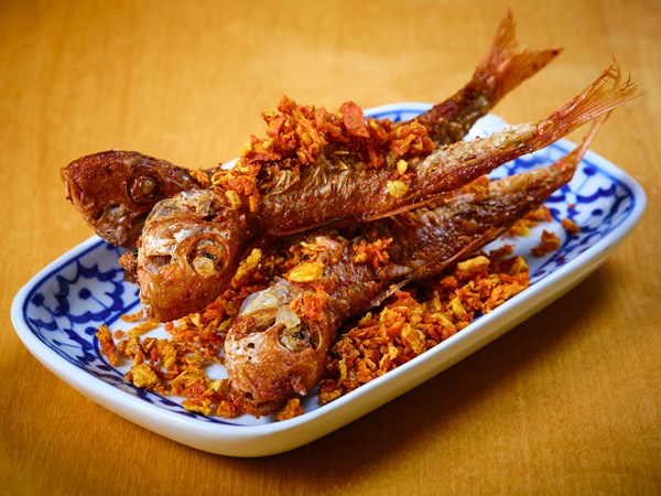 Crispy turmeric red mullet (Pla tort kamin)