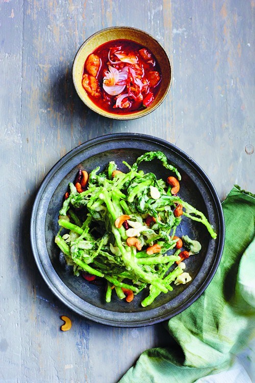 Crispy water spinach salad (Yam phak bung krop)