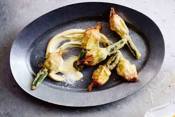 Crispy zucchini flowers and stretched curd