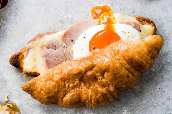 Croque madame croissant