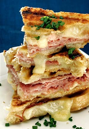 Croque-monsieur (Grilled ham and cheese)