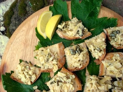 Crostini with artichokes and olives
