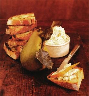 Crostini with cheeses and hazelnuts (Crostini di mascarpone, Gorgonzola, e nocciole)