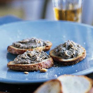 Crostini with chicken liver pâté (Crostini di fegatini)