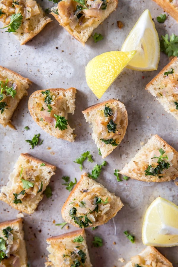 Crostini with clams