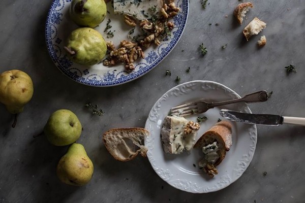 Crostini with Gorgonzola, pear, and walnut