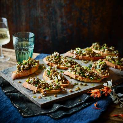 Crostini with lentils, goats' cheese and herbs