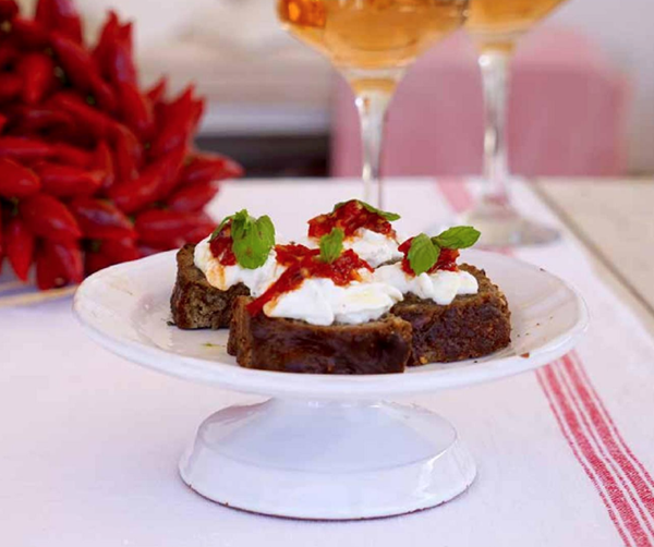 Crostini with ricotta and hot pepper jam (Crostini con ricotta e marmellata di peperoncino)
