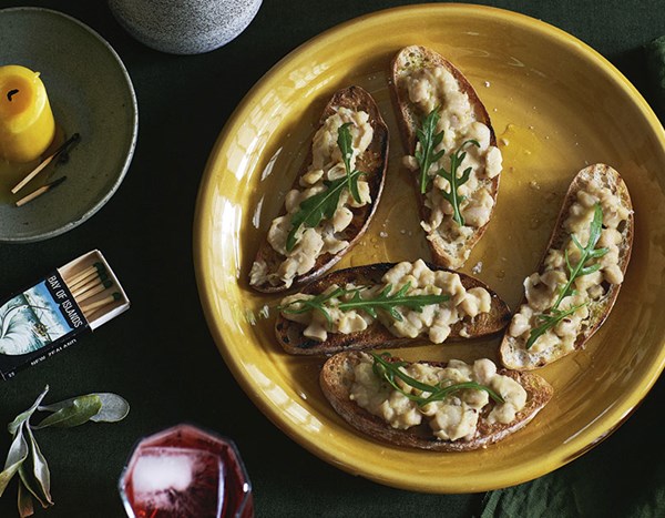 Crostini with white beans & rosemary