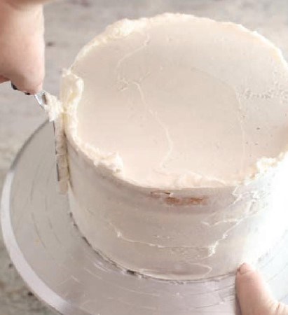 Crumb-coating a cake 