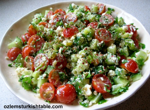 Crumbled feta salad with cumin and red pepper flakes (Çökelek salata)