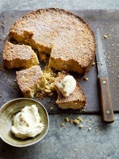 Crumbly almond cake (Torta sbrisolona)