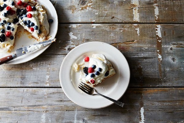 Crunchy almond butter meringue with berries and cream