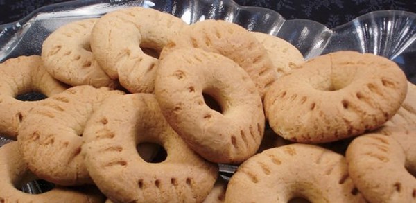 Crunchy anise milk cookies (Ka'ak bi haleeb)