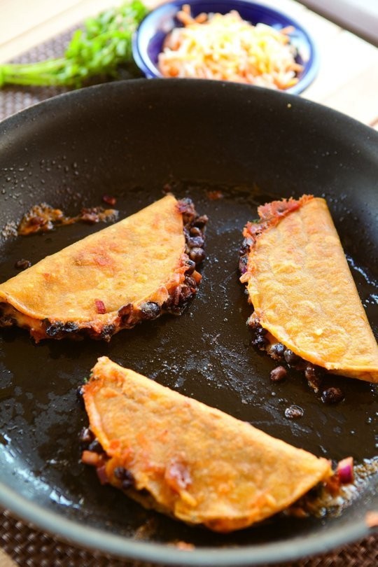 Crunchy black bean tacos