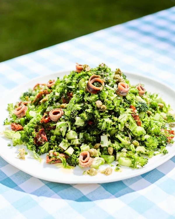 Crunchy broccoli and five-herb salad