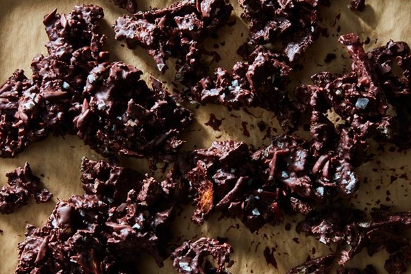 Crunchy chocolate lace with olive oil & sea salt 