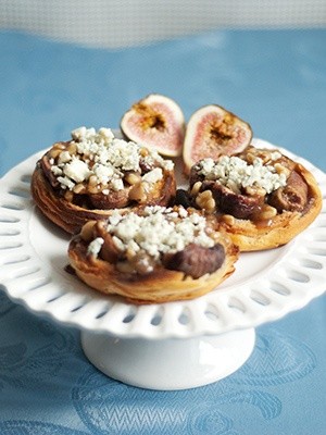 Crunchy fig and bleu cheese tarts